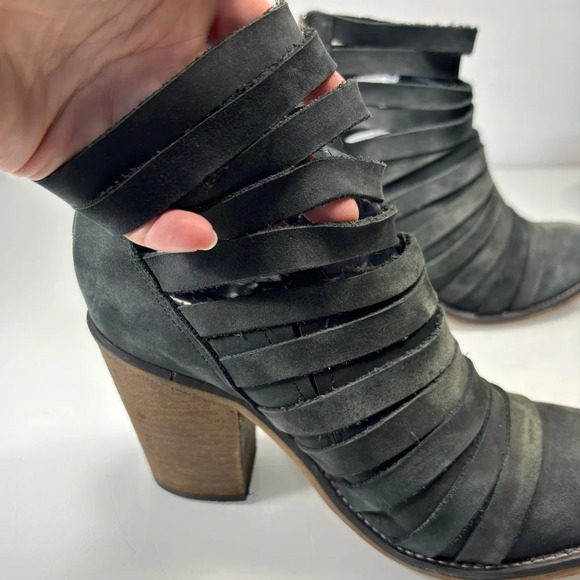 Free People Distressed Charcoal Leather Hybrid Heel Strappy Ankle Boots Size 39 - Picture 8 of 12